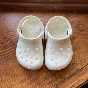 White toddler crocs size 4